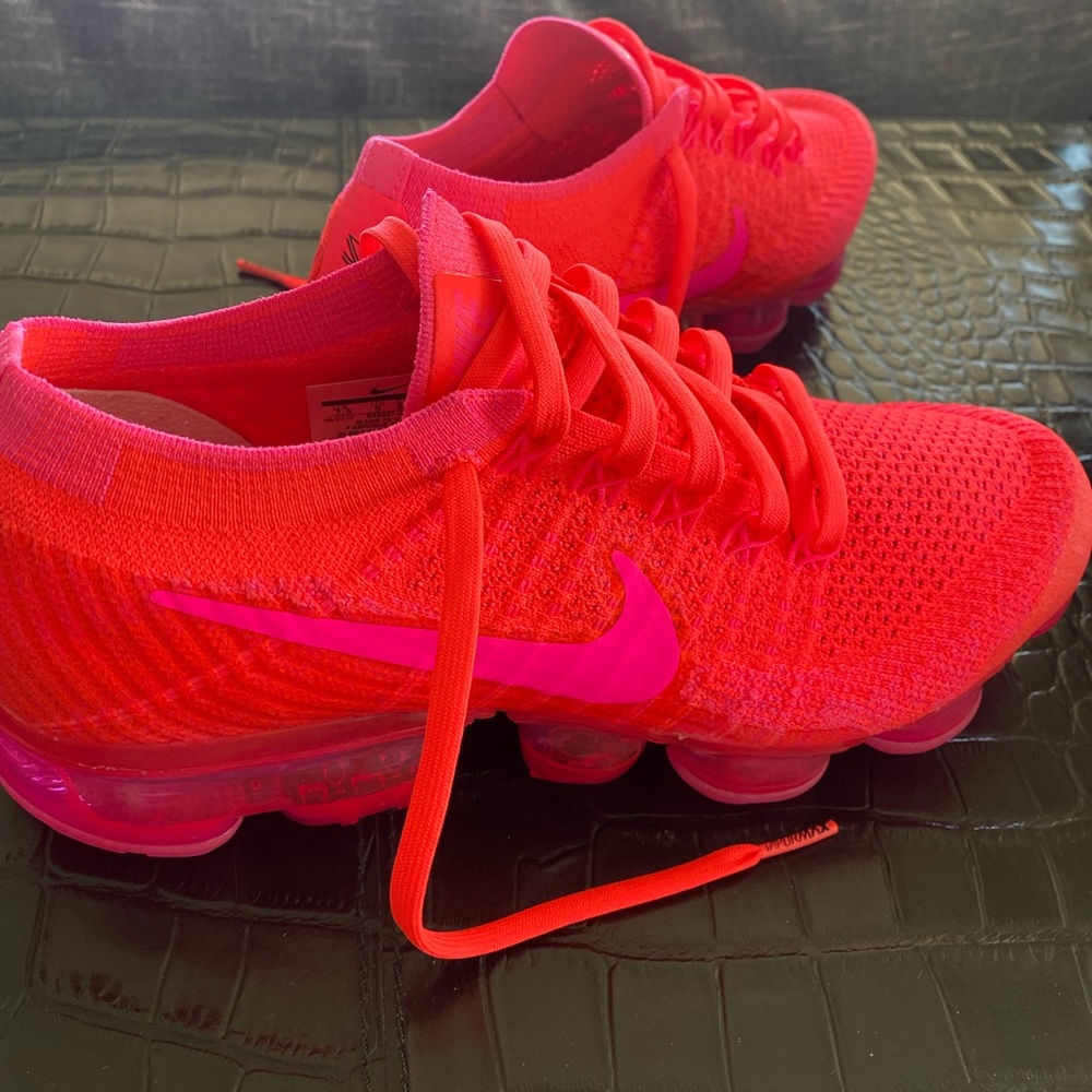 NEW Woman’s 7.5 Nike Air VaporMax Flyknit Hyper Punch / Punk Blast # 849557
